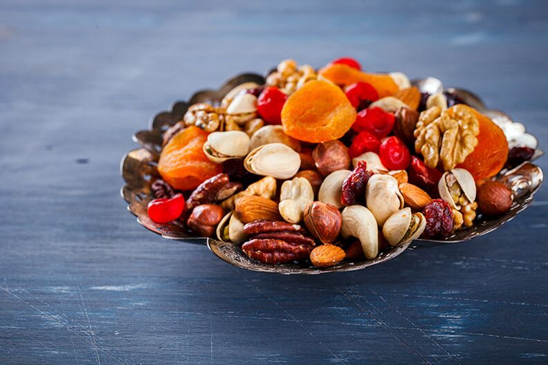 Dried fruits are useful for making fat-free sweet sausages
