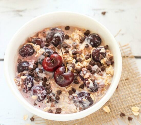 Oatmeal diet with dark chocolate and cherries